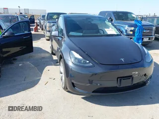 2024 Tesla Model Y Long Range z VIN 7SAYGAEE7RF085459, wystawiony jako IAAI lot #42095861 z przebiegiem 8220 mil mil oraz . Historia ofert i sprzedaży dostępna na DreamBid. Obrazek 1.