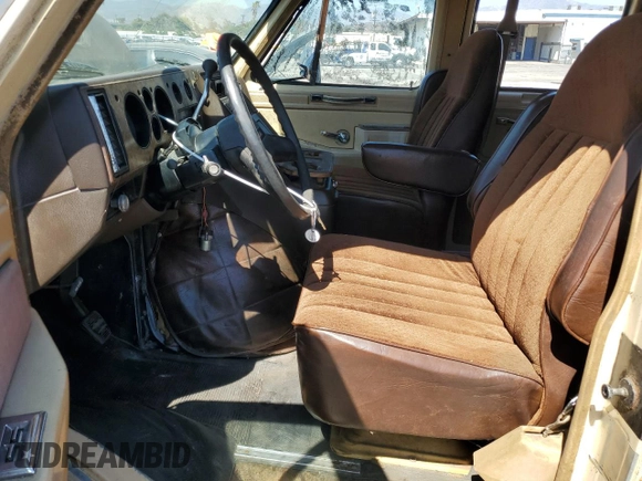 1985 Chevrolet Chevy Van z VIN 1GBEG25HXF7160399, wystawiony jako Copart lot #64115004 z przebiegiem 40 895 mil mil oraz Czysty tytuł • Clean title. Historia ofert i sprzedaży dostępna na DreamBid. Obrazek 7.
