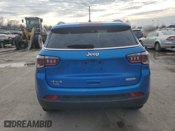 2018 Jeep Compass Altitude z VIN 3C4NJDBB0JT403313, wystawiony jako Copart lot #46607875 z przebiegiem 101 581 mil mil oraz Szkoda całkowita • Salvage title. Historia ofert i sprzedaży dostępna na DreamBid. Obrazek 6.