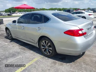 2014 Infiniti Q70 Luxe z VIN JN1BY1AP5EM260464, wystawiony jako IAAI lot #42372872 z przebiegiem 116 756 mil mil oraz . Historia ofert i sprzedaży dostępna na DreamBid. Obrazek 3.