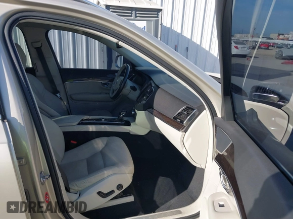 2016 Volvo XC90 T6 Momentum with VIN YV4A22PK5G1071505, listed as a IAAI auction lot 41702501 with 154,679 mi miles. Bid and sale history available at carsss.com. Image 5.