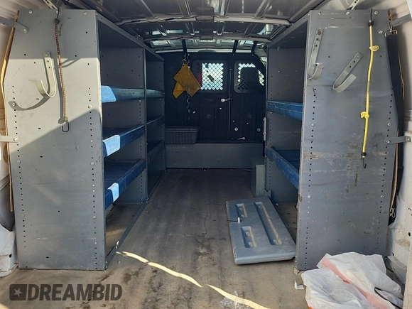 2013 Ford Econoline Cargo Commercial z VIN 1FTNE1EW1DDA61995, wystawiony jako IAAI lot #42516622 z przebiegiem 182 503 mil mil oraz . Historia ofert i sprzedaży dostępna na DreamBid. Obrazek 28.