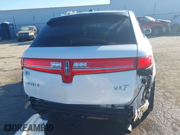 2014 Lincoln MKT EcoBoost z VIN 2LMHJ5AT9EBL52165, wystawiony jako IAAI lot #41246424 z przebiegiem 154 332 mil mil oraz . Historia ofert i sprzedaży dostępna na DreamBid. Obrazek 17.