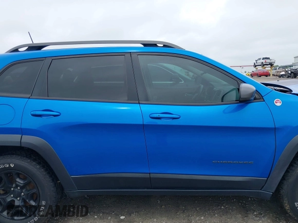 2019 Jeep Cherokee Trailhawk with VIN 1C4PJMBX0KD141577, listed as a IAAI auction lot 42413454 with 122,386 mi miles and . Bid and sale history available at DreamBid. Image 13.