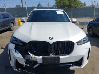 2025 BMW X5 xDrive40i z VIN 5UX23EU03S9Z14103, wystawiony jako IAAI lot #42519767 z przebiegiem 2 983 mil mil oraz . Historia ofert i sprzedaży dostępna na DreamBid. Obrazek 12.