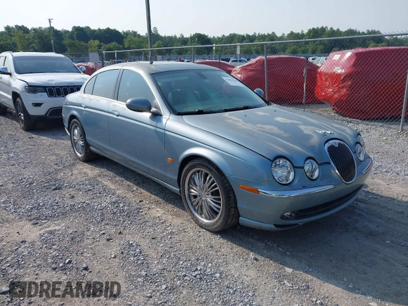 2004 Jaguar S-Type z VIN SAJEA01T64FN07825, wystawiony jako IAAI lot #42403796 z przebiegiem 133 011 mil mil oraz . Historia ofert i sprzedaży dostępna na DreamBid. Obrazek 1.