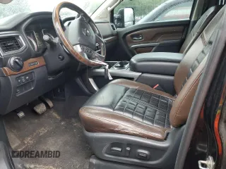 2017 Nissan Titan Platinum Reserve z VIN 1N6BA1F45HN552823, wystawiony jako Copart lot #58463895 z przebiegiem 157 375 mil mil oraz Tytuł czysty. Historia ofert i sprzedaży dostępna na DreamBid. Obrazek 7.