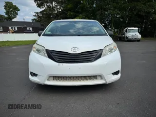 2014 Toyota Sienna L z VIN 5TDZK3DC0ES439470, wystawiony jako Copart lot #61039755 z przebiegiem Nie podano mil oraz Czysty tytuł • Clean title. Historia ofert i sprzedaży dostępna na DreamBid. Obrazek 5.