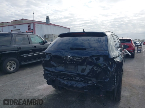 2022 Volkswagen Tiguan SE R-Line Black z VIN 3VVCB7AX6NM165794, wystawiony jako IAAI lot #42057380 z przebiegiem 25 700 mil mil oraz . Historia ofert i sprzedaży dostępna na DreamBid. Obrazek 6.