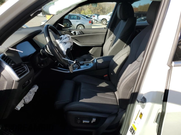 2021 BMW X5 xDrive40i z VIN 5UXCR6C06M9E05607, wystawiony jako Copart lot #52524425 z przebiegiem Nie podano mil oraz Szkoda całkowita • Salvage title. Historia ofert i sprzedaży dostępna na DreamBid. Obrazek 7.