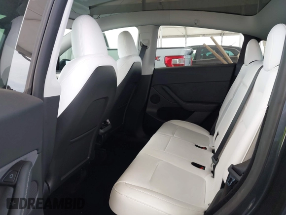 2024 Tesla Model Y Long Range z VIN 7SAYGDEE2RF069588, wystawiony jako IAAI lot #42024180 z przebiegiem 13 230 mil mil oraz . Historia ofert i sprzedaży dostępna na DreamBid. Obrazek 8.