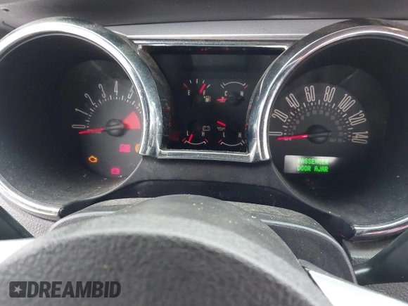2005 Ford Mustang GT Deluxe z VIN 1ZVHT82H755103659, wystawiony jako IAAI lot #41553019 z przebiegiem 112 531 mil mil oraz . Historia ofert i sprzedaży dostępna na DreamBid. Obrazek 7.