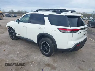 2023 Nissan Pathfinder SV z VIN 5N1DR3BD7PC272056, wystawiony jako IAAI lot #42184186 z przebiegiem 31 923 mil mil oraz . Historia ofert i sprzedaży dostępna na DreamBid. Obrazek 3.