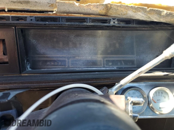 1983 Oldsmobile Cutlass Supreme z VIN 1G3AR47A2DM503155, wystawiony jako Copart lot #85253274 z przebiegiem Nie podano mil oraz Szkoda całkowita • Salvage title. Historia ofert i sprzedaży dostępna na DreamBid. Obrazek 9.