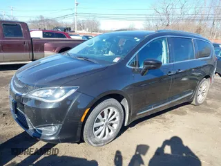 2018 Chrysler Pacifica Touring L z VIN 2C4RC1BG2JR114345, wystawiony jako IAAI lot #41629088 z przebiegiem 114 682 mil mil oraz . Historia ofert i sprzedaży dostępna na DreamBid. Obrazek 2.