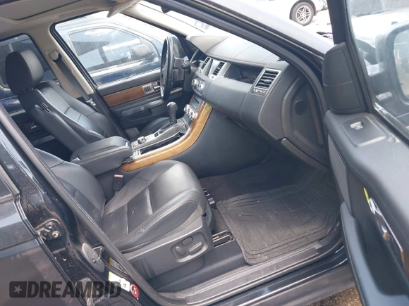 2011 Land Rover Range Rover Sport HSE z VIN SALSF2D40BA710389, wystawiony jako IAAI lot #42250699 z przebiegiem 122 413 mil mil oraz . Historia ofert i sprzedaży dostępna na DreamBid. Obrazek 5.