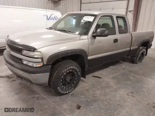 2000 Chevrolet Silverado 1500 LS with VIN 2GCEK19T8Y1172540, listed as a IAAI auction lot 41381527 with 192,991 mi miles. Bid and sale history available at carsss.com. Image 2.