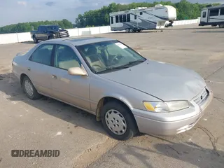 1998 Toyota Camry LE z VIN 4T1BG22K0WU232402, wystawiony jako IAAI lot #42274322 z przebiegiem 222 286 mil mil oraz . Historia ofert i sprzedaży dostępna na DreamBid. Obrazek 1.