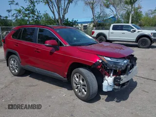 2023 Toyota RAV4 XLE Premium z VIN 2T3C1RFV6PW261589, wystawiony jako IAAI lot #42225066 z przebiegiem 15 598 mil mil oraz . Historia ofert i sprzedaży dostępna na DreamBid. Obrazek 1.