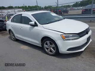 2014 Volkswagen Jetta TDI w/Premium/Nav z VIN 3VWLL7AJ4EM430524, wystawiony jako IAAI lot #42268673 z przebiegiem 137 721 mil mil oraz . Historia ofert i sprzedaży dostępna na DreamBid. Obrazek 1.