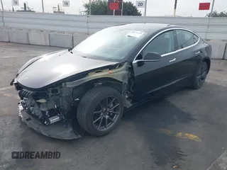 2020 Tesla Model 3 Long Range z VIN 5YJ3E1EB0LF600098, wystawiony jako IAAI lot #41071258 z przebiegiem 149 939 mil mil oraz . Historia ofert i sprzedaży dostępna na DreamBid. Obrazek 2.