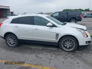 2013 Cadillac SRX Performance Collection z VIN 3GYFNHE35DS569528, wystawiony jako IAAI lot #42329652 z przebiegiem 97 184 mil mil oraz . Historia ofert i sprzedaży dostępna na DreamBid. Obrazek 13.