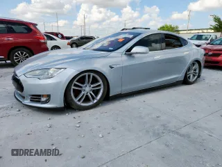 2013 Tesla Model S z VIN 5YJSA1CG5DFP03704, wystawiony jako Copart lot #65143565 z przebiegiem Nie podano mil oraz Czysty tytuł • Clean title. Historia ofert i sprzedaży dostępna na DreamBid. Obrazek 1.