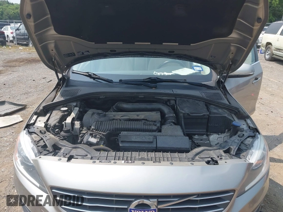 2016 Volvo S60 T5 Premier z VIN YV1612TK4G1394049, wystawiony jako IAAI lot #42491627 z przebiegiem 80 954 mil mil oraz . Historia ofert i sprzedaży dostępna na DreamBid. Obrazek 10.