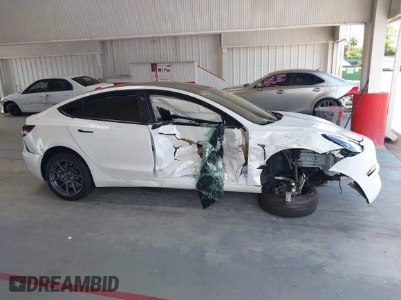 2023 Tesla Model 3 z VIN 5YJ3E1EAXPF606178, wystawiony jako IAAI lot #42543528 z przebiegiem 26 638 mil mil oraz . Historia ofert i sprzedaży dostępna na DreamBid. Obrazek 13.
