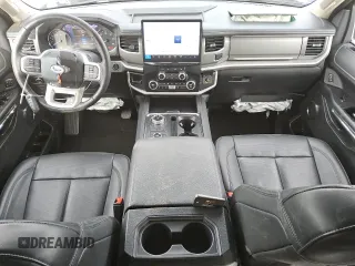 2024 Ford Expedition Max XLT z VIN 1FMJK1J81REA33335, wystawiony jako Copart lot #47927915 z przebiegiem 17 743 mil mil oraz Szkoda całkowita • Salvage title. Historia ofert i sprzedaży dostępna na DreamBid. Obrazek 8.