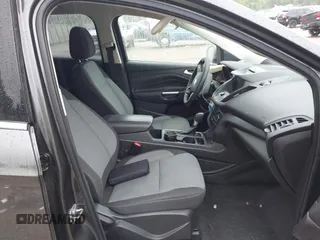 2017 Ford Escape SE z VIN 1FMCU9G95HUC83618, wystawiony jako IAAI lot #42324672 z przebiegiem 132 910 mil mil oraz . Historia ofert i sprzedaży dostępna na DreamBid. Obrazek 5.