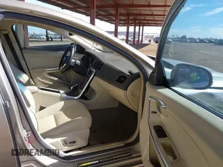 2015 Volvo S60 T5 Drive-E Premier z VIN YV140MFB3F1311727, wystawiony jako IAAI lot #41657590 z przebiegiem 117 794 mil mil oraz . Historia ofert i sprzedaży dostępna na DreamBid. Obrazek 5.