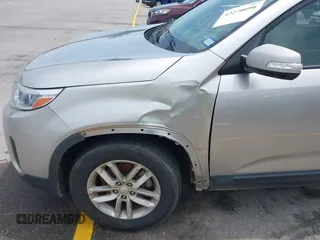2014 Kia Sorento LX z VIN 5XYKT4A7XEG460996, wystawiony jako IAAI lot #42270696 z przebiegiem 105 677 mil mil oraz . Historia ofert i sprzedaży dostępna na DreamBid. Obrazek 12.