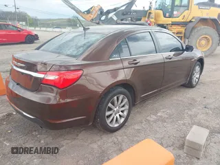 2013 Chrysler 200 Touring z VIN 1C3CCBBB2DN538825, wystawiony jako IAAI lot #42009269 z przebiegiem 90 897 mil mil oraz . Historia ofert i sprzedaży dostępna na DreamBid. Obrazek 4.