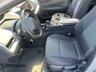2023 Toyota Prius LE z VIN JTDACAAU1P3001962, wystawiony jako IAAI lot #42424037 z przebiegiem 23 945 mil mil oraz . Historia ofert i sprzedaży dostępna na DreamBid. Obrazek 2.