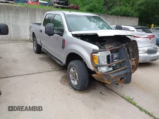 2017 Ford F-250 Lariat z VIN 1FT7W2B61HEE59871, wystawiony jako IAAI lot #42299369 z przebiegiem 212 833 mil mil oraz . Historia ofert i sprzedaży dostępna na DreamBid. Obrazek 1.