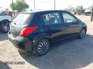 2011 Nissan Versa SL z VIN 3N1BC1CP9BL386800, wystawiony jako IAAI lot #42036291 z przebiegiem 212 859 mil mil oraz . Historia ofert i sprzedaży dostępna na DreamBid. Obrazek 4.