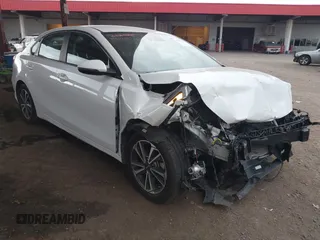 2023 Kia Forte LXS z VIN 3KPF24AD1PE538737, wystawiony jako IAAI lot #42019653 z przebiegiem 61 909 mil mil oraz . Historia ofert i sprzedaży dostępna na DreamBid. Obrazek 1.