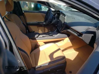2023 Lexus RZ 450e Premium z VIN JTJAAAAB7PA010338, wystawiony jako Copart lot #59992004 z przebiegiem 10 040 mil mil oraz Szkody całkowita. Historia ofert i sprzedaży dostępna na DreamBid. Obrazek 7.