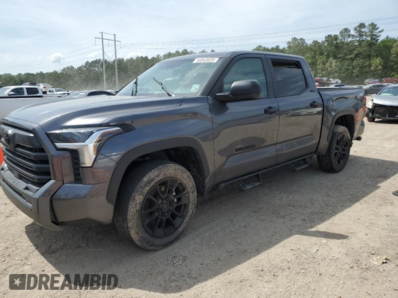 2024 Toyota Tundra SR5 z VIN 5TFLA5DB0RX151993, wystawiony jako Copart lot #56543025 z przebiegiem 17 502 mil mil oraz Szkoda całkowita • Salvage title. Historia ofert i sprzedaży dostępna na DreamBid. Obrazek 1.