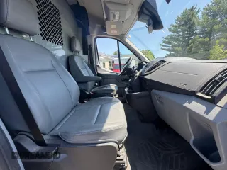 2018 Ford Transit z VIN 1FTYE1CM4JKB39305, wystawiony jako Copart lot #64276435 z przebiegiem 183 855 mil mil oraz Czysty tytuł • Clean title. Historia ofert i sprzedaży dostępna na DreamBid. Obrazek 5.