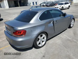 2011 BMW 1 Series 128i z VIN WBAUP9C56BVL89593, wystawiony jako Copart lot #57332945 z przebiegiem 177 265 mil mil oraz Szkody całkowita. Historia ofert i sprzedaży dostępna na DreamBid. Obrazek 3.