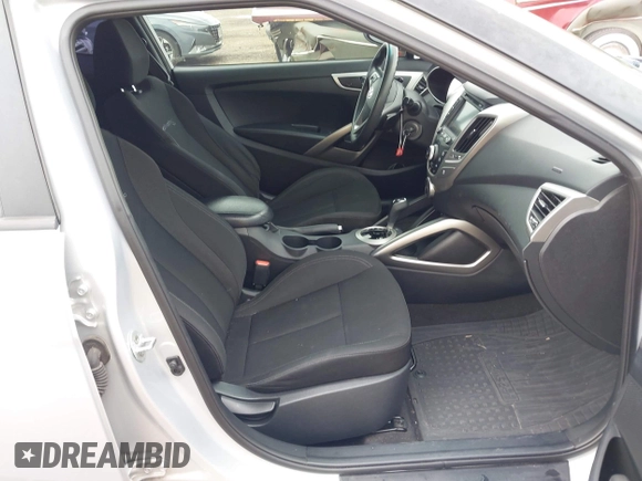 2016 Hyundai Veloster z VIN KMHTC6AD3GU280827, wystawiony jako IAAI lot #42071501 z przebiegiem 146 698 mil mil oraz . Historia ofert i sprzedaży dostępna na DreamBid. Obrazek 5.