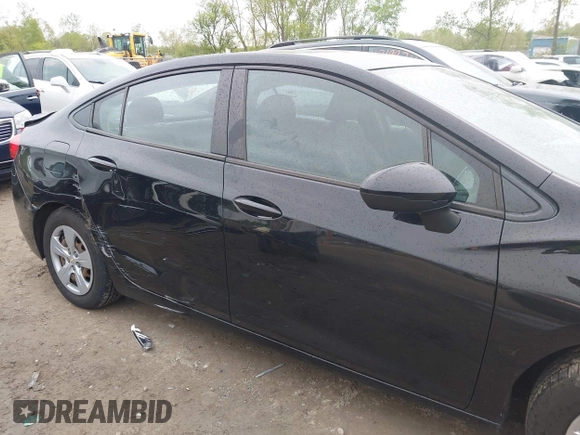 2017 Chevrolet Cruze LS z VIN 1G1BC5SM2H7223276, wystawiony jako IAAI lot #42188962 z przebiegiem 102 796 mil mil oraz . Historia ofert i sprzedaży dostępna na DreamBid. Obrazek 14.