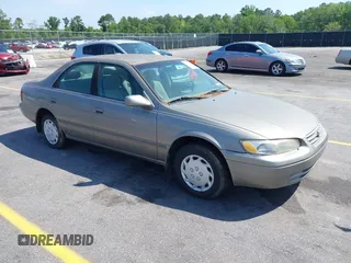 1997 Toyota Camry LE z VIN 4T1BG22KXVU063763, wystawiony jako IAAI lot #42149688 z przebiegiem 221 909 mil mil oraz . Historia ofert i sprzedaży dostępna na DreamBid. Obrazek 1.