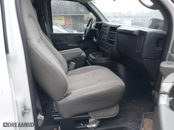 2008 GMC Savana Cargo Van with VIN 1GTGG25CX81235617, listed as a IAAI auction lot 41353274 with 209,888 mi miles. Bid and sale history available at carsss.com. Image 5.