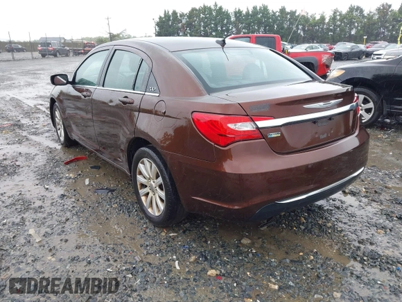 2013 Chrysler 200 Touring z VIN 1C3CCBBG1DN569415, wystawiony jako IAAI lot #42212670 z przebiegiem 125 959 mil mil oraz . Historia ofert i sprzedaży dostępna na DreamBid. Obrazek 3.