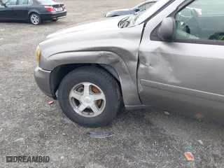 2006 Chevrolet TrailBlazer LS with VIN 1GNDS13S562137938, listed as a IAAI auction lot 41908826 with 225,928 mi miles. Bid and sale history available at carsss.com. Image 6.