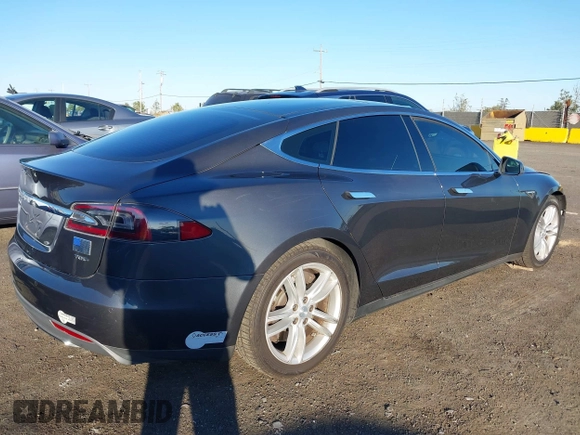 2015 Tesla Model S 85D with VIN 5YJSA1E28FF110066, listed as a IAAI auction lot 40672973 with 100,157 mi miles. Bid and sale history available at carsss.com. Image 4.