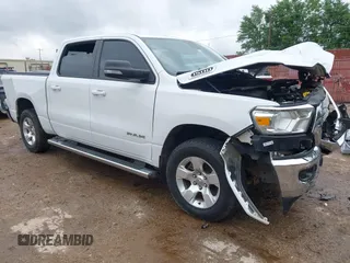 2021 Ram 1500 Lone Star z VIN 1C6SRFFTXMN744336, wystawiony jako IAAI lot #42200189 z przebiegiem 82 801 mil mil oraz . Historia ofert i sprzedaży dostępna na DreamBid. Obrazek 1.